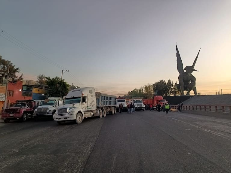 Transportistas bloquean carreteras por falta de pago de obras del Tren Maya
