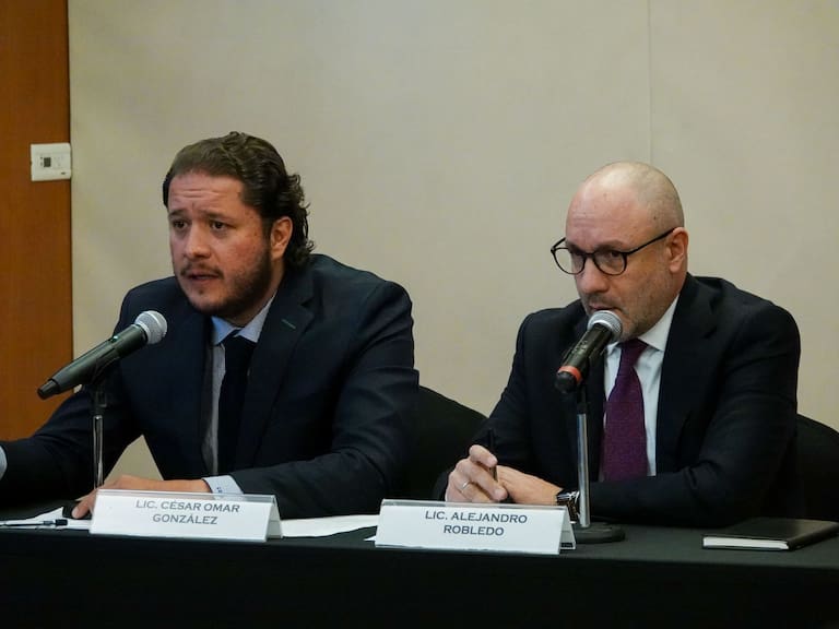 Los abogados defensores de los ocho militares reaprendidos por el caso Ayotzinapa, César Omar González y Alejandro Robledo