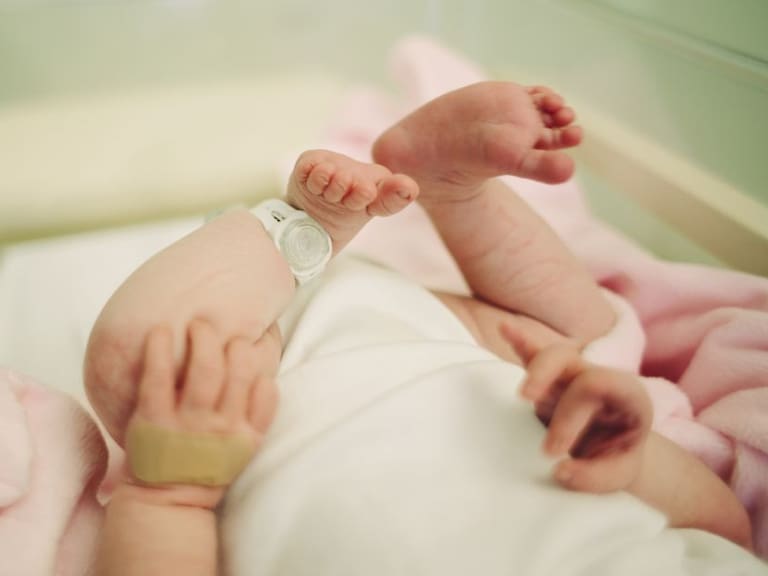 Nace la primera bebé con anticuerpos contra COVID-19 de madre vacunada