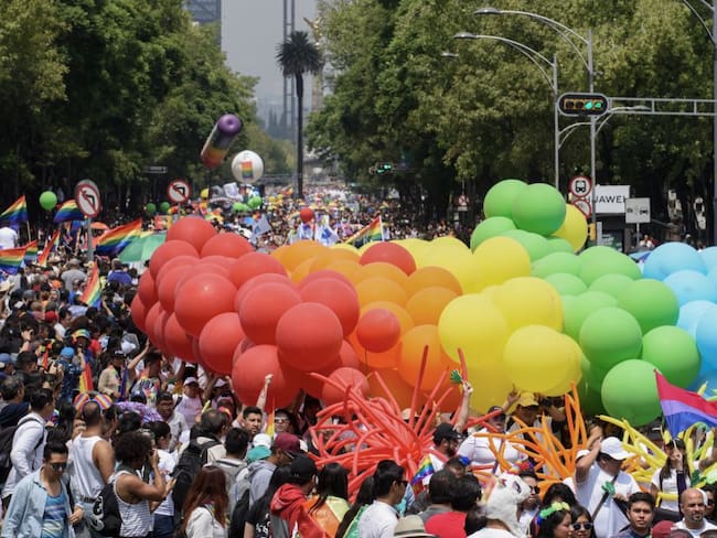 Miles de personas celebran el orgullo LGBT+ en la CDMX