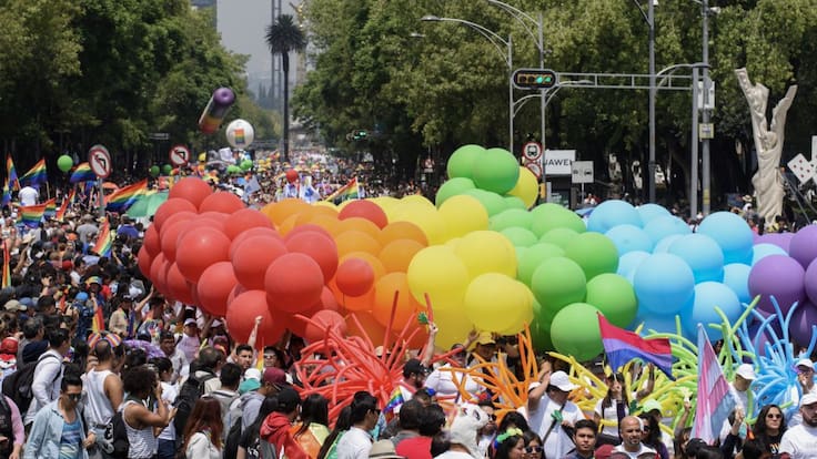 Miles de personas celebran el orgullo LGBT+ en la CDMX