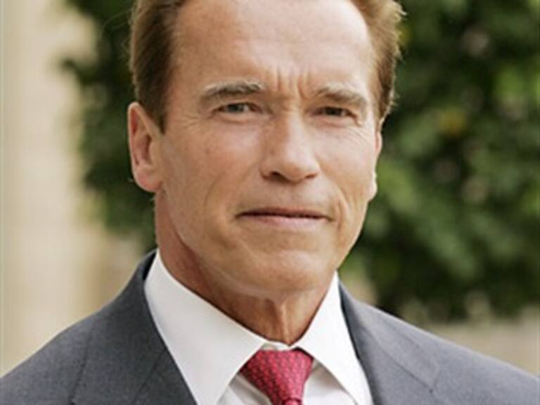 Admite Schwarzenegger que redujo una sentencia para ayudar a un amigo