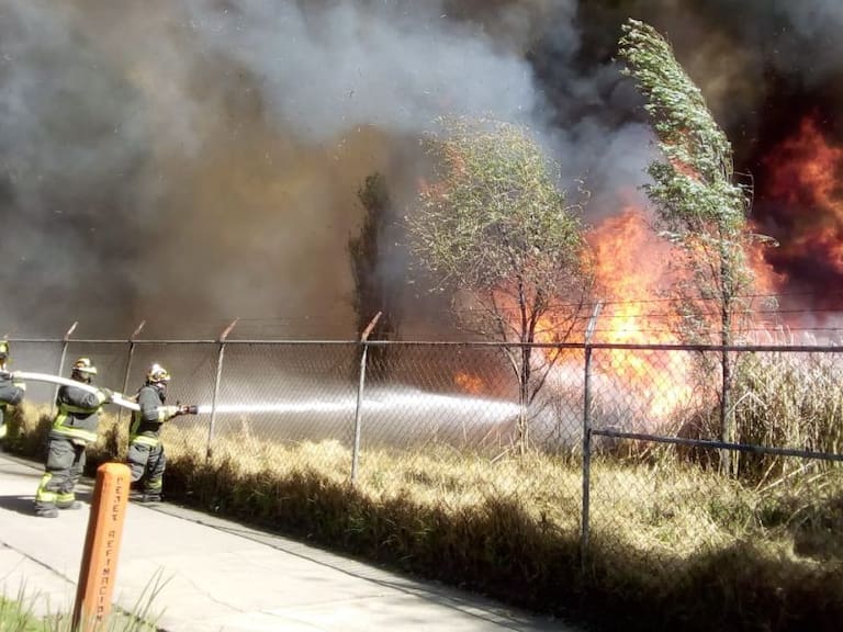 Cierran vialidades por incendio en pastizales de Xochimilco