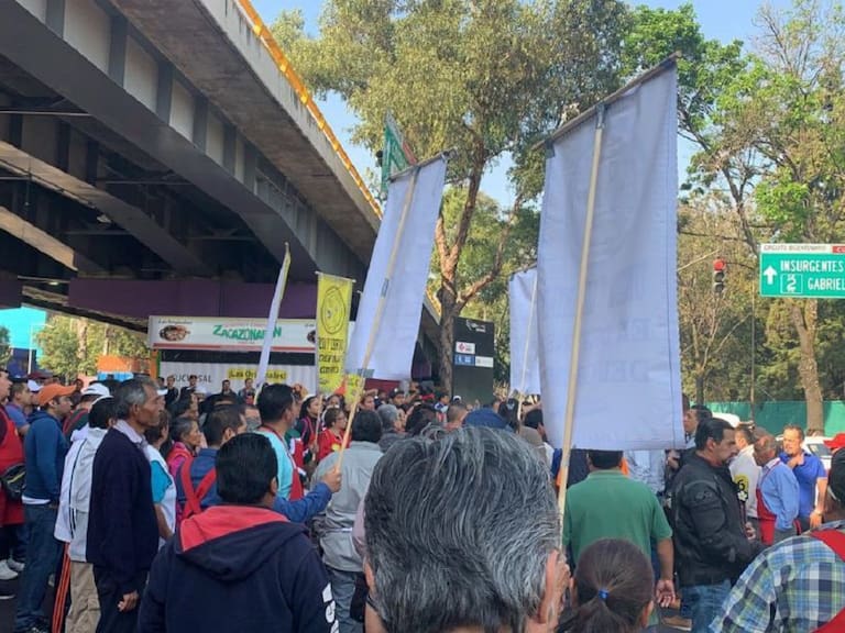 Tianguistas protestan sobre Tlalpan