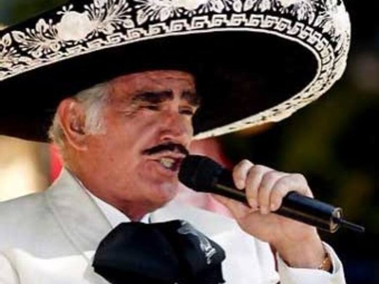 Aclaman unas 40 mil personas a Vicente Fernández en Medellín