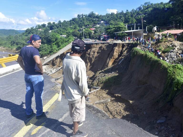 Pobladores de la zona rural de Acapulco, quedaron incomunicados al colapsar el puente de la carretera federal México - Acapulco, en la comunidad del Km 21, debido a las fuertes lluvia lluvias que ocasionó el huracán John. FOTO: CARLOS ALBERTO CARBAJAL/CUARTOSCURO.COM
