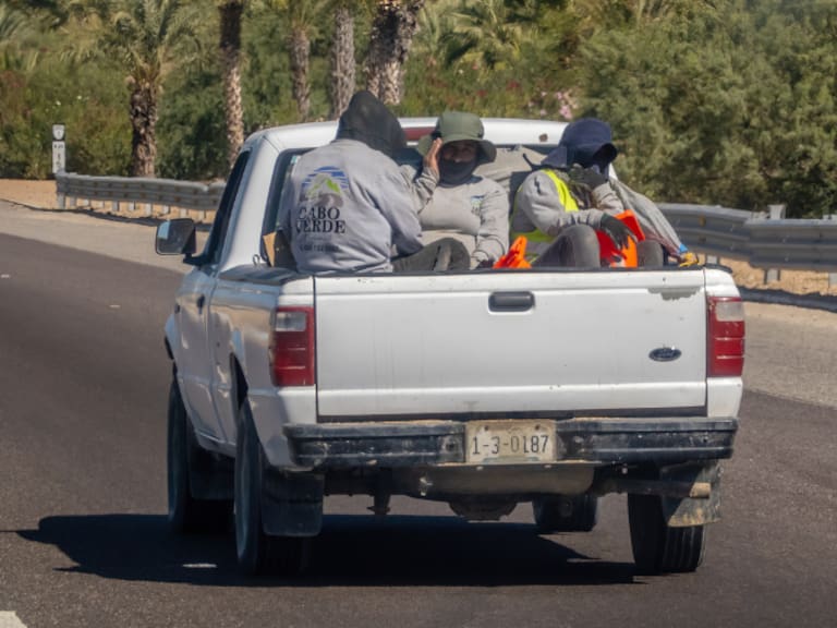 La multa por llevar pasajeros en la batea de una Pick-up es de 20 y 25 UMAs; es decir, de entre $2,346 y $2,932 pesos.