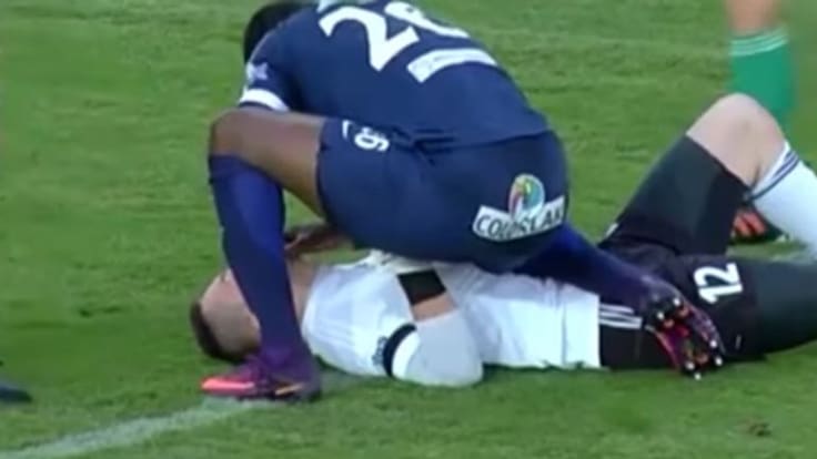 Futbolista salva la vida de un jugador rival durante un partido