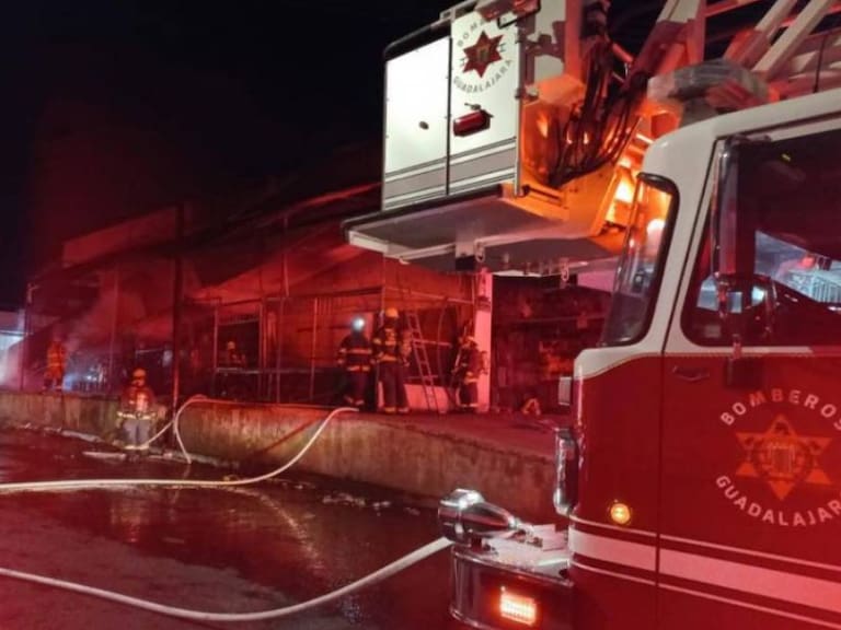 Se incendia bodega en el mercado de Abastos de Guadalajara