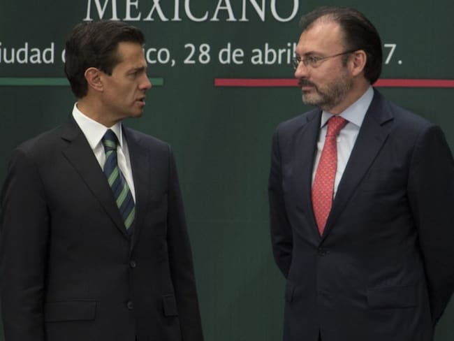 FGR abre investigación contra Peña Nieto y Videgaray por pago de sobornos