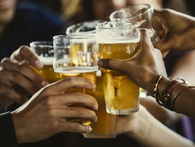 El alcohol y el cerebro: ¿Por qué nos gusta sentirnos “Happy?