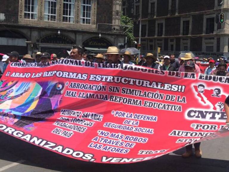 Sindicatos protestan por el Día del Trabajo en el Zócalo