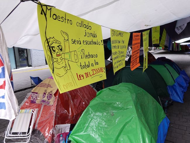 CNTE permanecerá en el Zócalo, hoy se reúnen con autoridades de Segob, SEP e ISSSTE