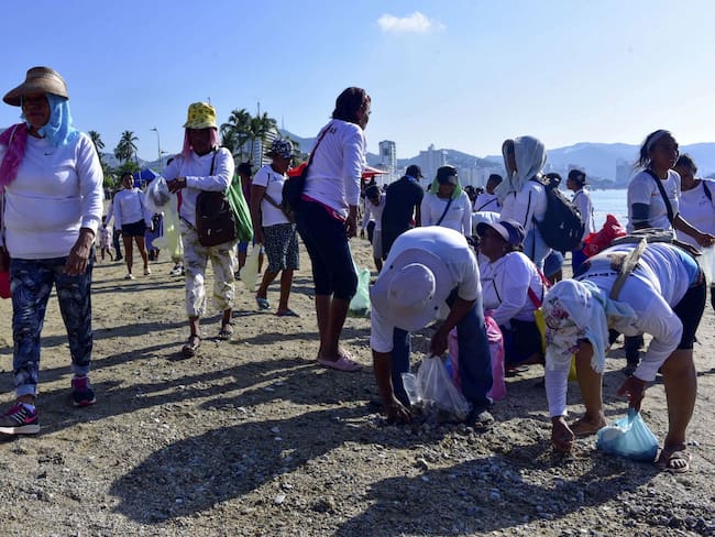 Anuncia Gobierno programa para eliminar plásticos de playas, costas y mares