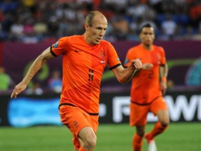 Lidera Robben el triunfo de Holanda y Van Persie se lesiona
