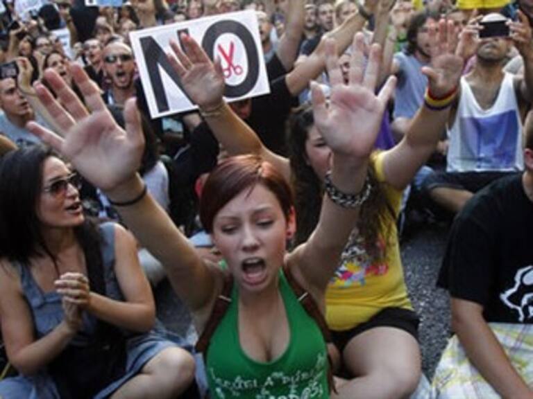 Reportan enfrentamientos entre policías y manifestantes en España