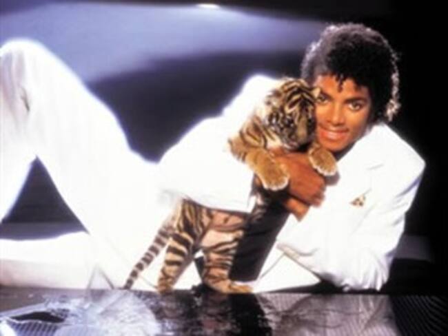 Subastan guante de Michael Jackson en 330 mil dólares