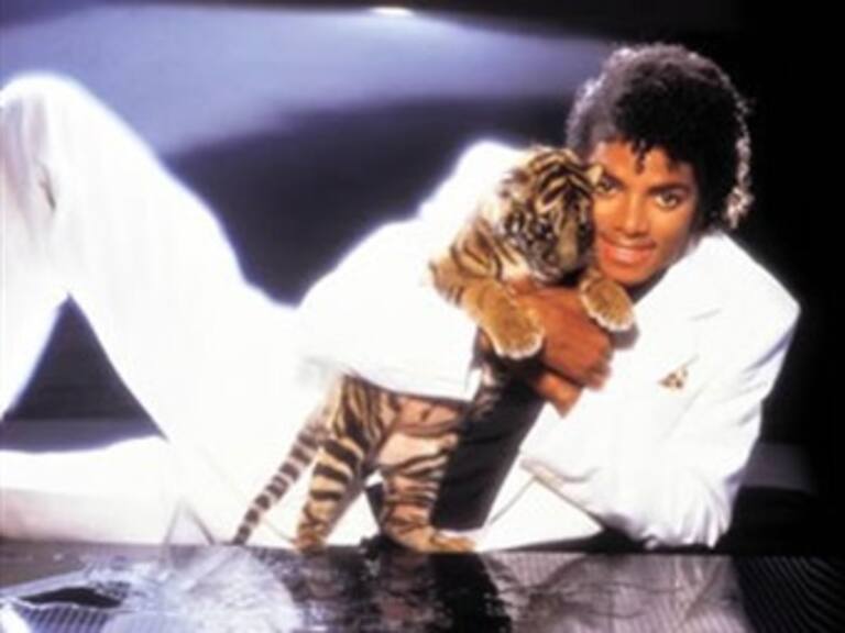 Subastan guante de Michael Jackson en 330 mil dólares