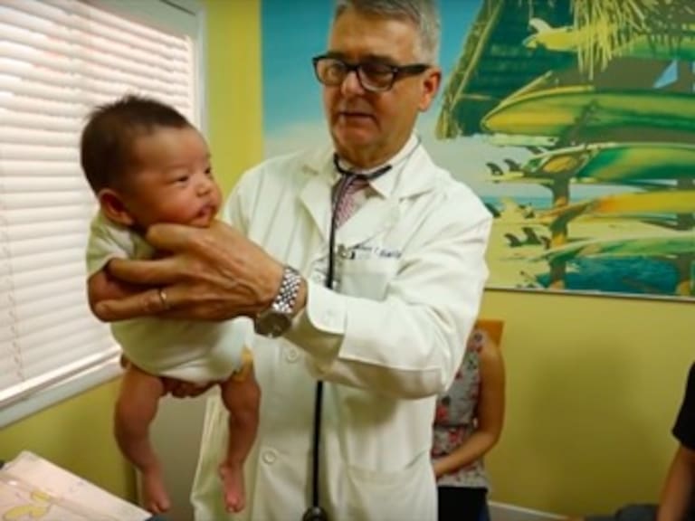 Pediatra muestra una efectiva manera de calmar el llanto de un bebé