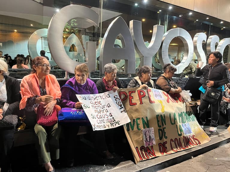 En la funeraria, las personas piden justicia