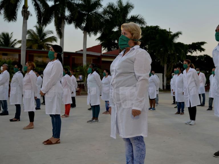Llegan a México médicos cubanos para combatir emergencia por coronavirus