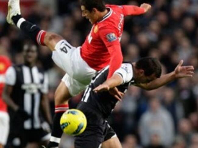 Confirma el Manu baja de 'Chicharito' por lesión