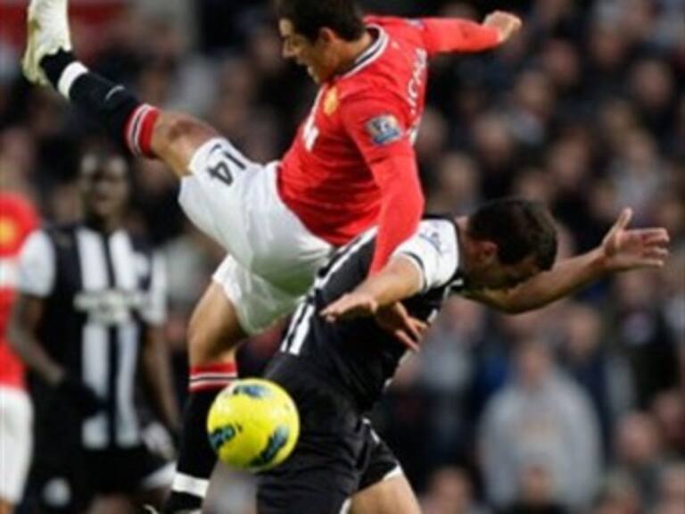 Confirma el Manu baja de 'Chicharito' por lesión