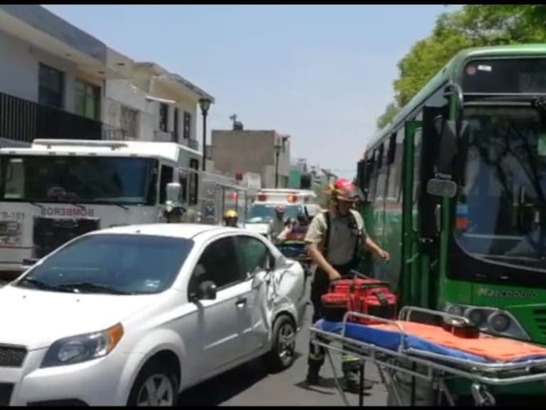 Choque entre minibús y auto compacto deja nueve lesionados