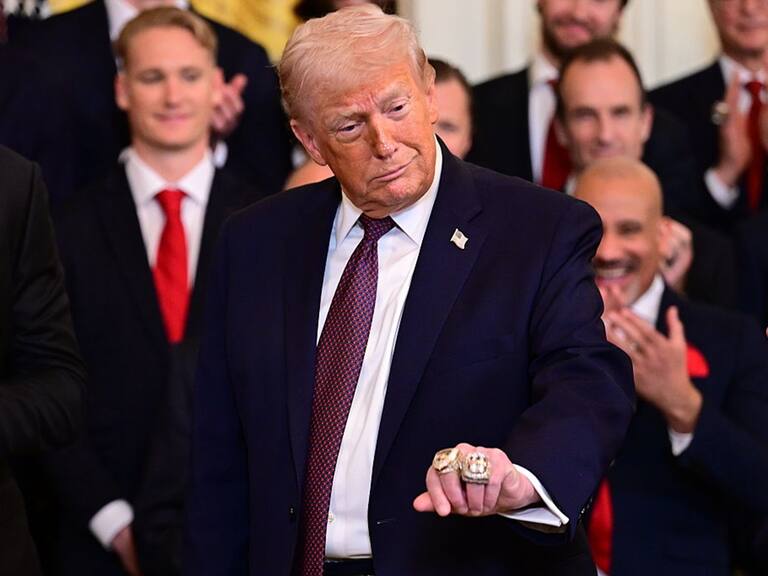 “Nadie tocará este territorio sagrado, sobre todo porque la seguridad nacional de Estados Unidos” advierte Trump sobre Groelandia e impone aranceles a defensores de la isla.