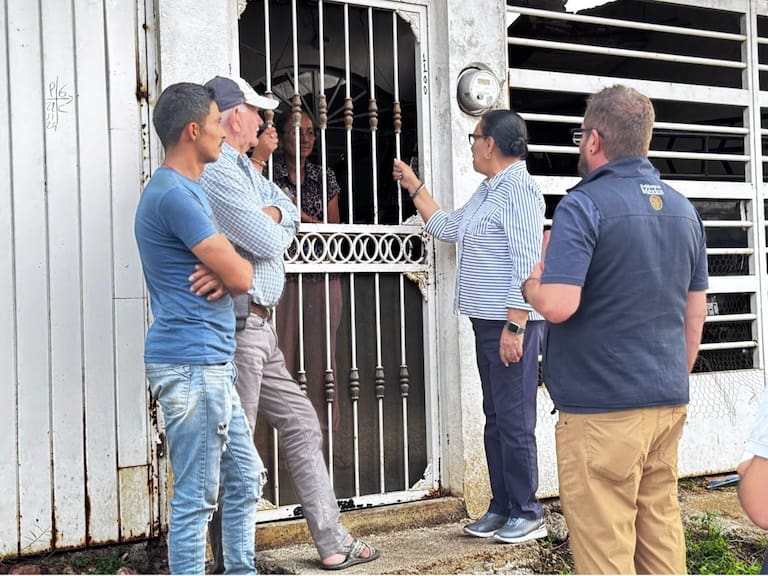 Con visitas casa por casa, la titular de Gobernación, Rosa Icela Rodríguez atiende demandas de la población en Michoacán.