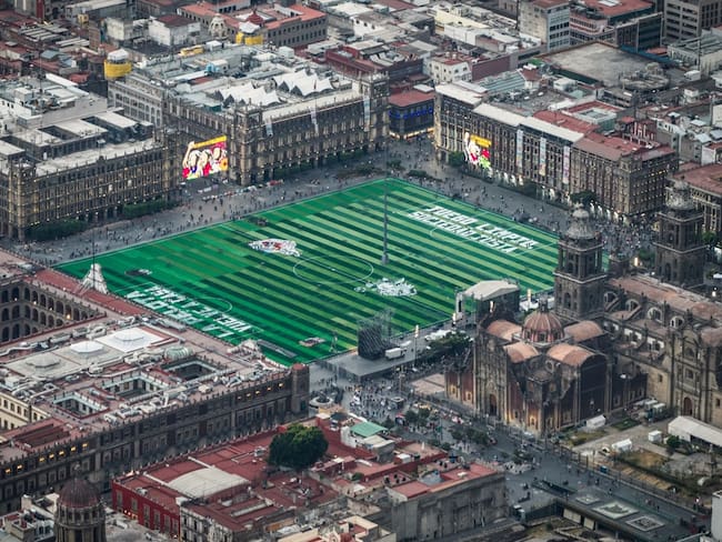 Cancha en el Zócalo, CDMX busca romper récord Guinness futbolero previo al Mundial 2026