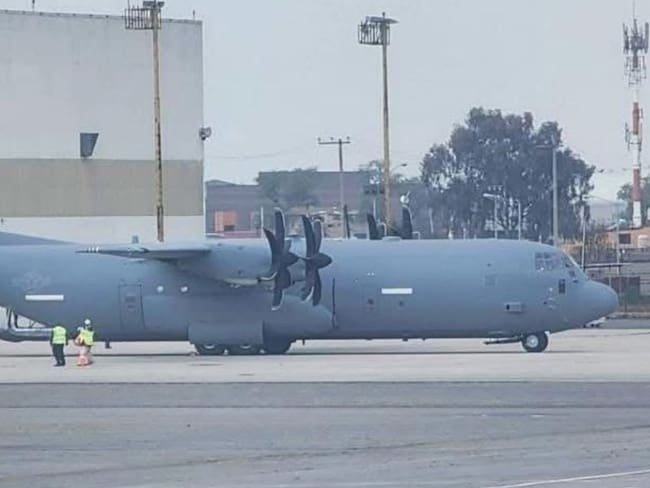 Avión militar de Estados Unidos aterriza en Toluca y permanece horas en aeropuerto