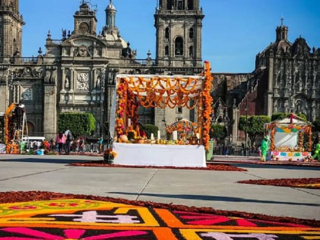 En el Zócalo presentan 27 ofrendas por Día de Muertos