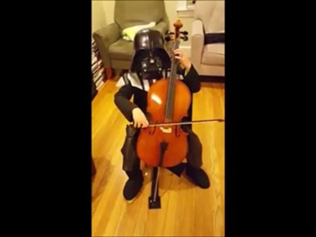 Tienen que ver el gran talento de este pequeño Darth Vader