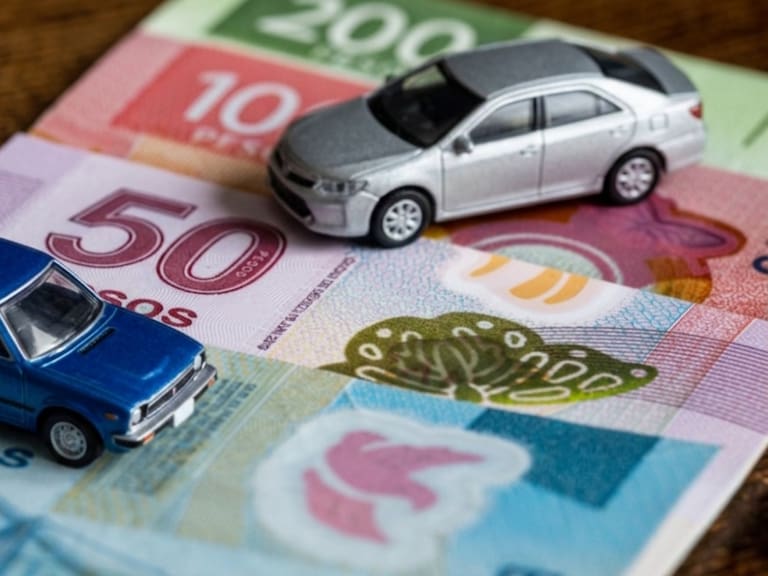 Los autos que deben de hacer obligatoriamente la renovación de sus placas en mayo son aquellos con terminación 3 y 4, según el programa de reemplacamiento en el Estado de México.