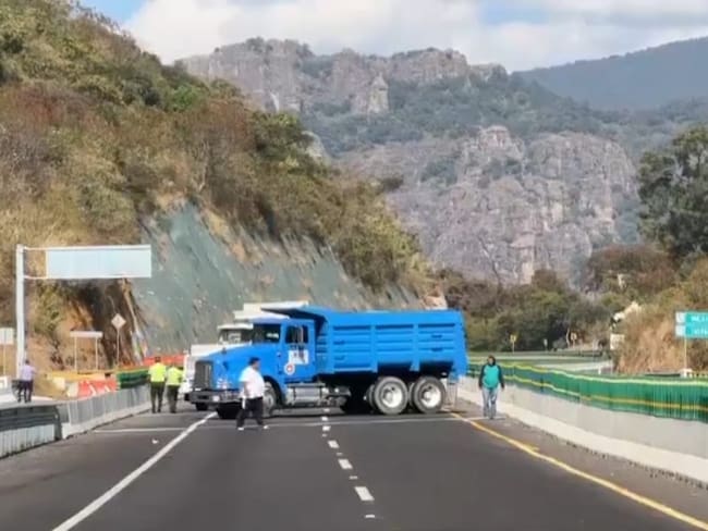 ¡Toma tus precauciones! Hay bloqueos en ambos sentidos de la autopista La Pera-Cuautla