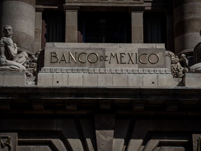 Banxico eleva la tasa de interés y estima mayor inflación al cierre de 2022