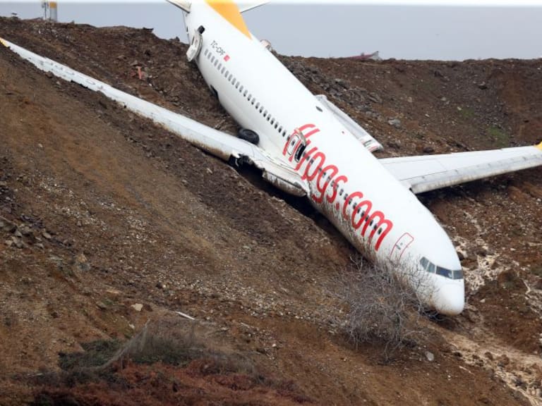 Video del momento en que un avión se sale de la pista en Turquia