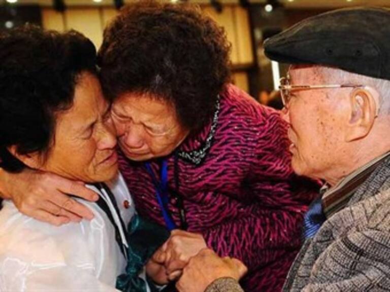 Acuerdan Coreas reunión de familias separadas