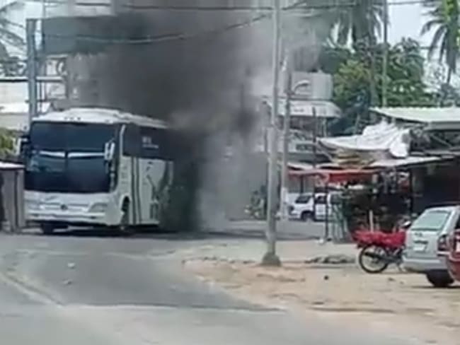 Incendian vehículos en la carretera Acapulco-Zihuatanejo