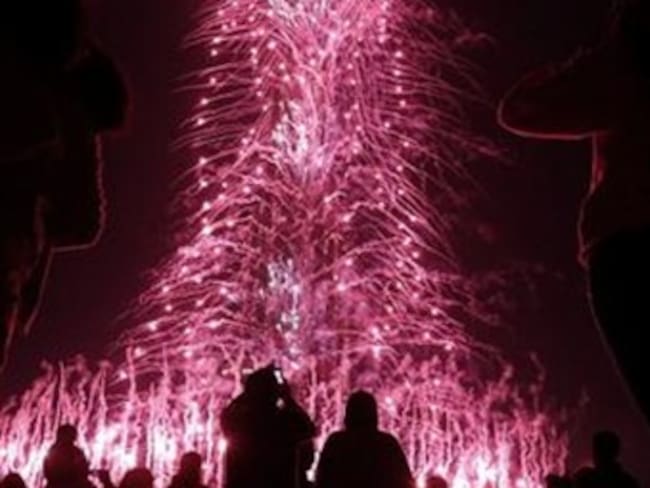 Enmarcan fuegos artificiales celebraciones de Año Nuevo