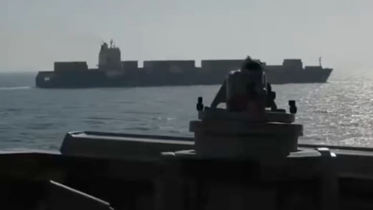 Trump dice que Estados Unidos incautó un buque iraní en el estrecho de Ormuz; Teherán lo desmiente