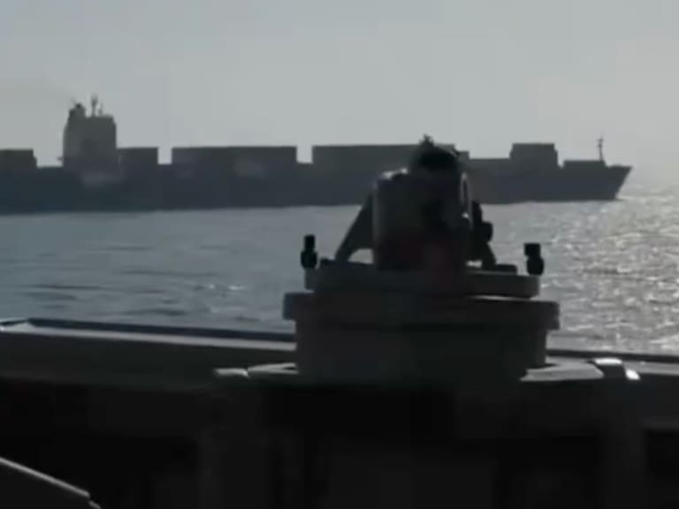 Un buque iraní fue interceptado por EE.UU. en el estrecho de Ormuz. X