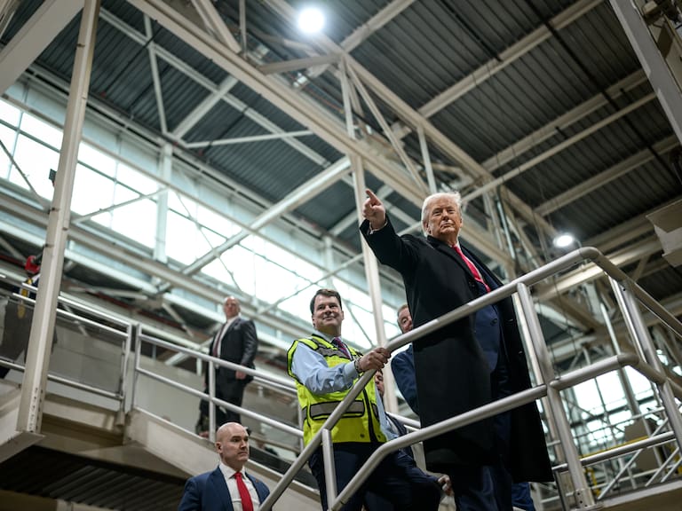 Trump celebró que fabricantes de autos de México, Canadá, Japón y otros países se están mudando a Estados Unidos