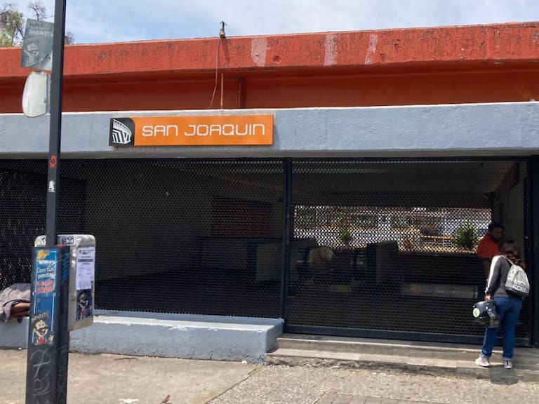 Autoridades cerraron y desalojaron la estación del Metro San Joaquín