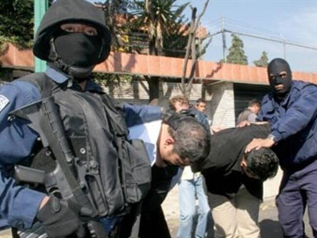 Detienen a dos personas con arma de fuego y droga en Jalisco