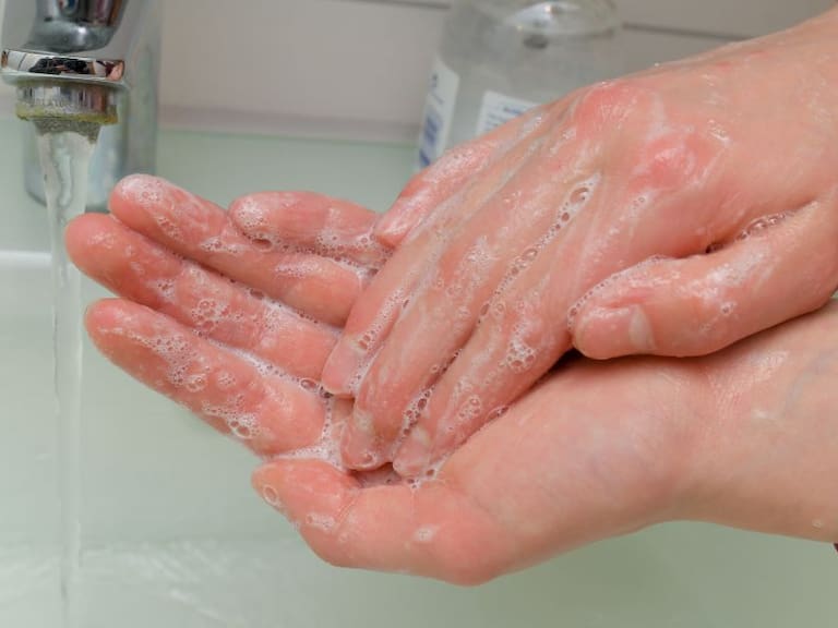 ¿Máscara o cubrebocas contra el coronavirus? Lavar las manos es más eficaz