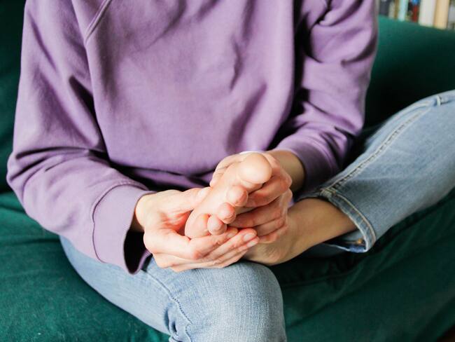 La raíz del dolor: ¿Es un problema óseo o de piel? La guía para entender callos y juanetes