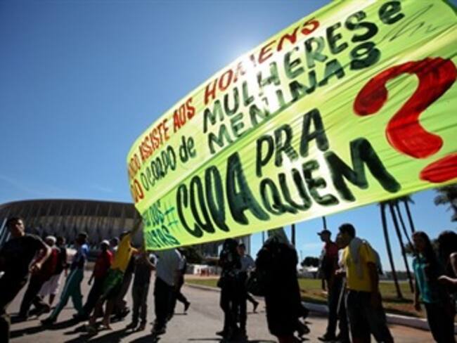 Unos 50 000 manifestantes marchan en Sao Paulo, Rousseff viaja a la ciudad