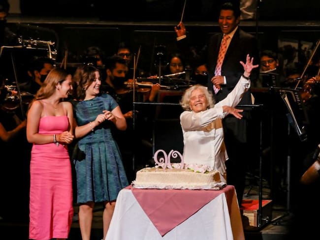 Elena Poniatowska celebra sus 90 años en Bella Artes